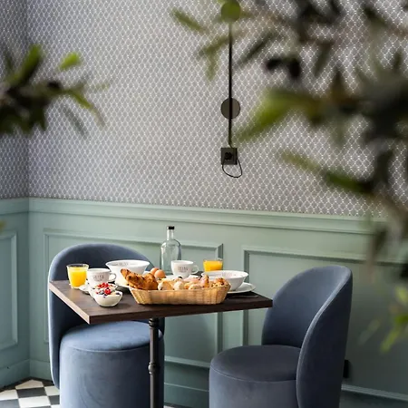 V - Petit فندق مبيت وإفطار 3*