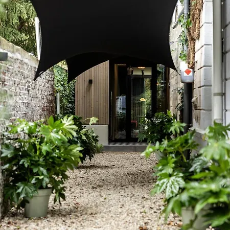 V - Petit فندق مبيت وإفطار