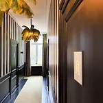 V - Luxe Couette-café
