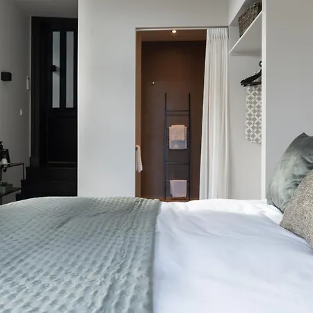 V - Petit Nocleg ze śniadaniem 3*