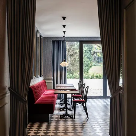 V Petit Bed & Breakfast