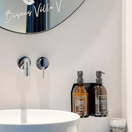 V - Petit Hotel
