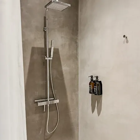 V - Petit Nocleg ze śniadaniem 3*