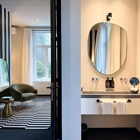 V - Petit Nocleg ze śniadaniem 3*