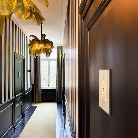 V - Petit Hotel