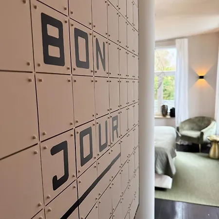 V - Petit Nocleg ze śniadaniem 3*