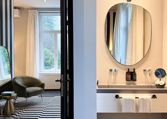 V - Petit לינה וארוחת בוקר 3*