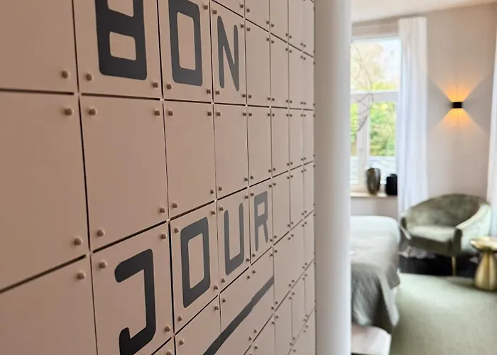 V - Petit Nocleg ze śniadaniem 3*